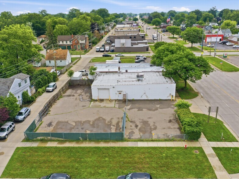 More Photos Of 832 W 11 Mile Rd, Madison Heights Warehouse For Sale