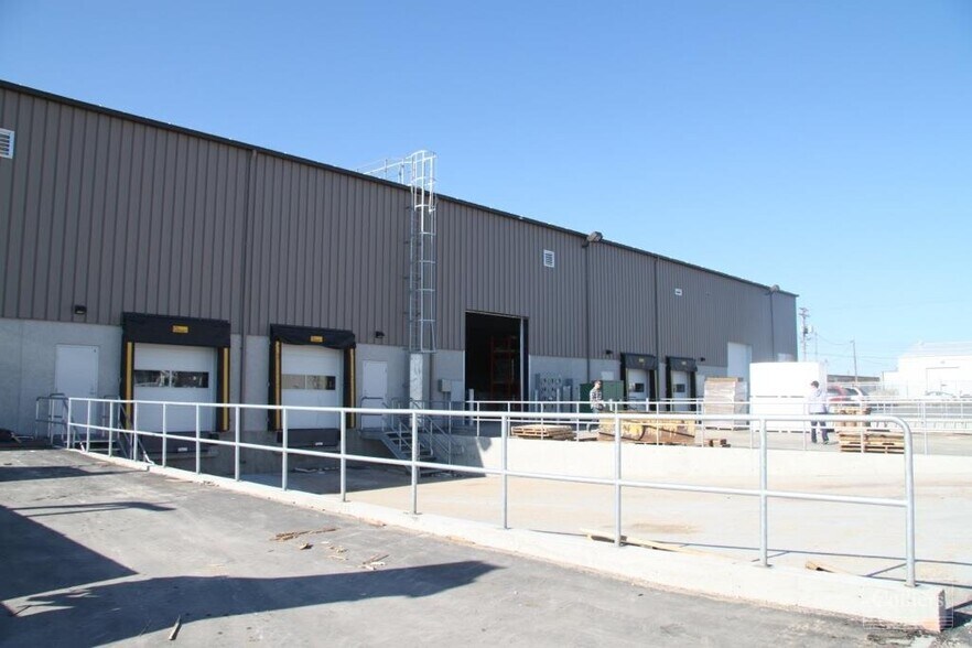 More Photos Of 975 Thomas Ave, Winnipeg Warehouse For Lease