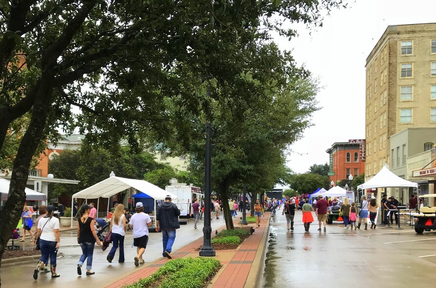 More Photos Of 208 N Bryan Ave, Bryan Office Residential For Lease