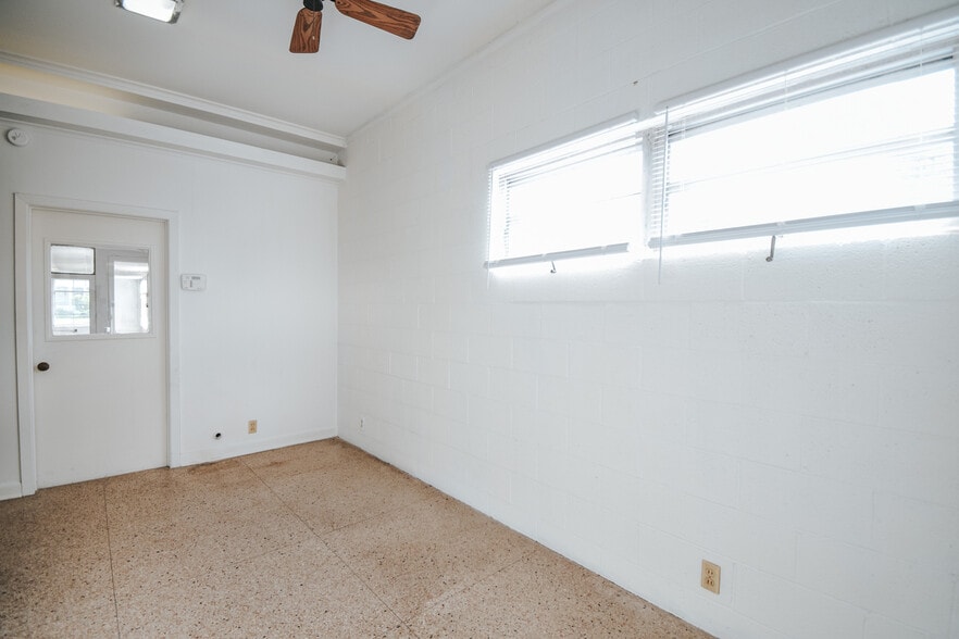 More Photos Of 305 N Laurent St, Victoria Flex For Sale