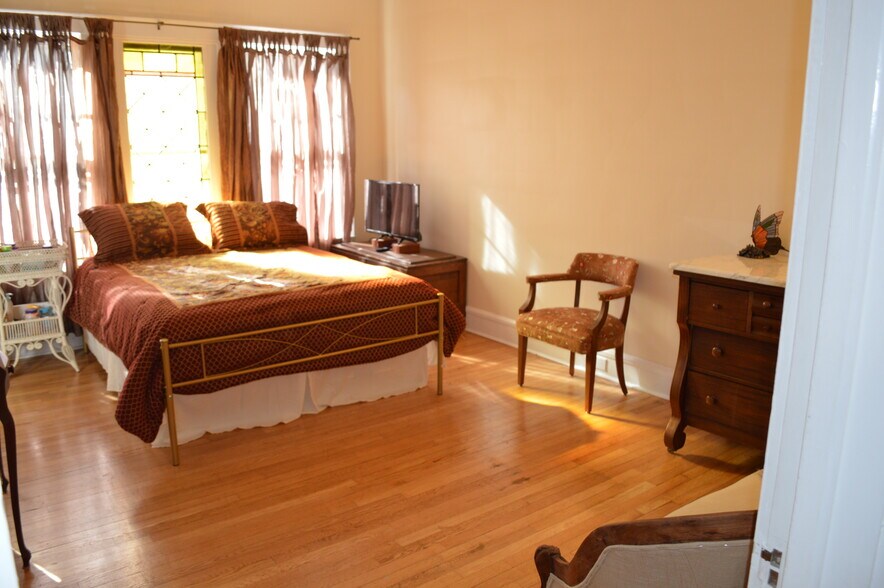 More Photos Of 121 W Center St, Lexington Office Residential For Sale