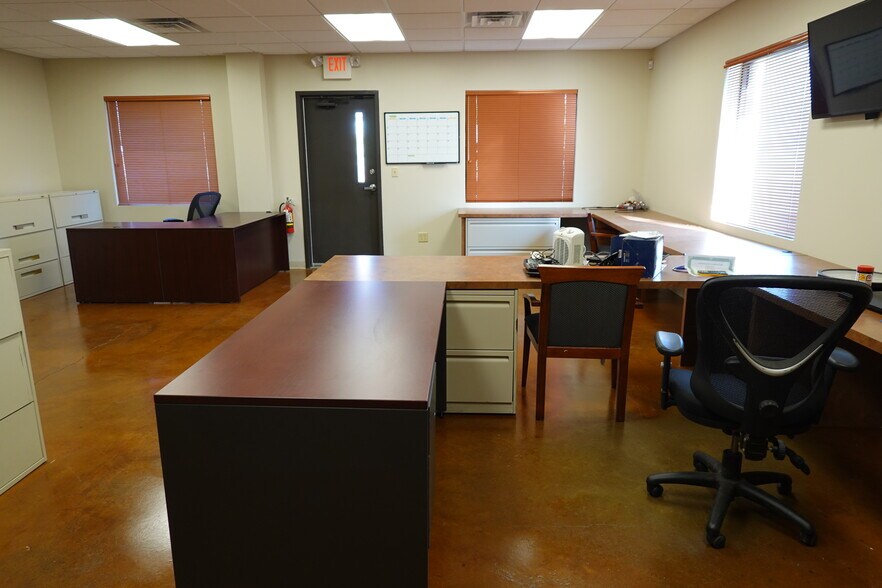 More Photos Of 2051 Bender Ln, Arnold Flex For Sale