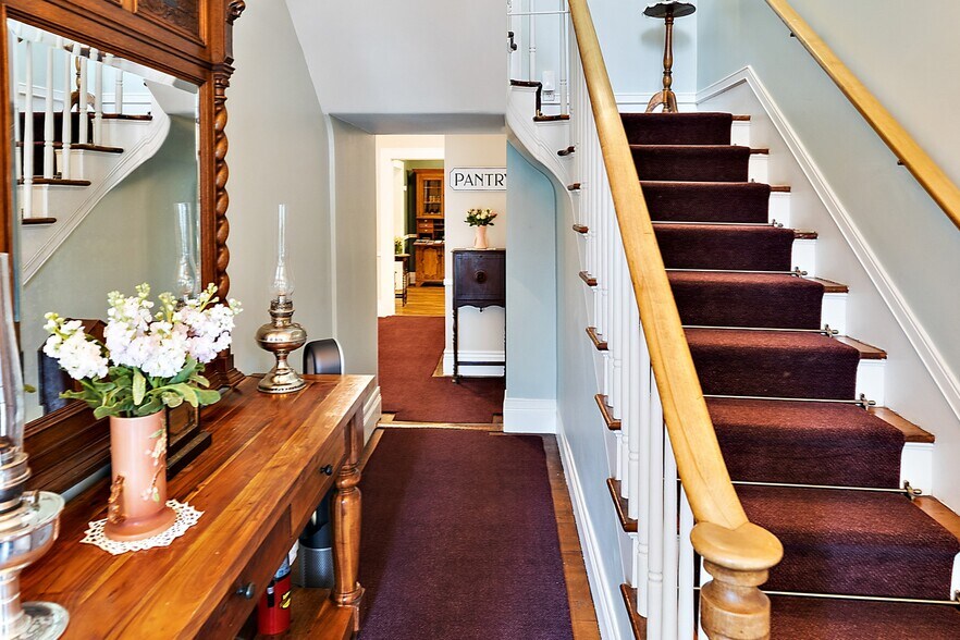 More Photos Of 240 E California St, Jacksonville Hotel For Sale