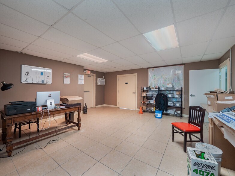 More Photos Of 318 W Byrd Blvd, Universal City Office For Sale