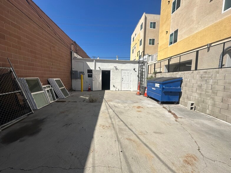 More Photos Of 11506 Oxnard St, North Hollywood Bar For Lease