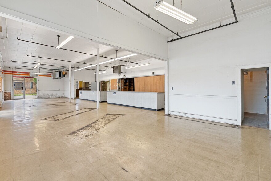 More Photos Of 314 E Market St, Warsaw Showroom For Sale