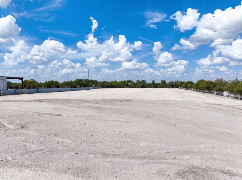 More Photos Of 10475 Somerset Rd, San Antonio Land For Lease