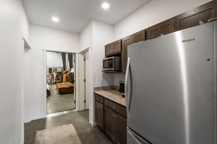 More Photos Of 209 Yukon Ln, Belgrade Warehouse For Lease