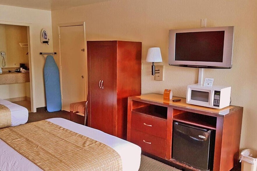 More Photos Of 8850 Airport Blvd, Houston Hospitality For Sale