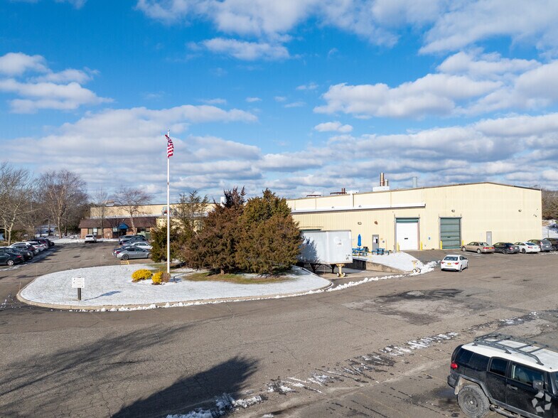 More Photos Of 1852 Old Country Rd, Riverhead Manufacturing For Sale