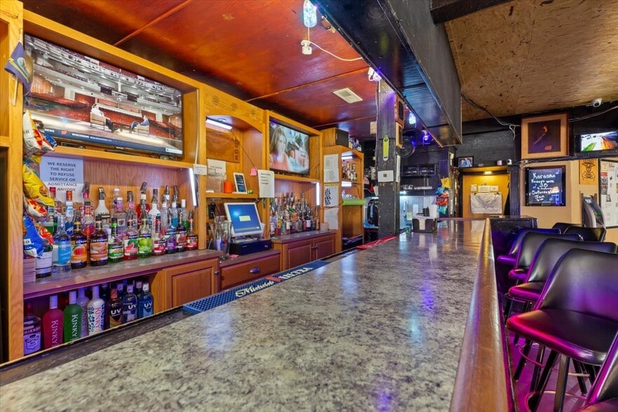 More Photos Of 626 16th Avenue, Council Bluffs General Retail For Sale