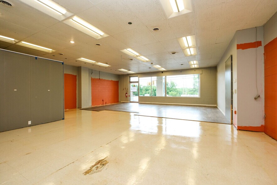 More Photos Of 902 Richmond Ave, Staunton General Retail For Sale