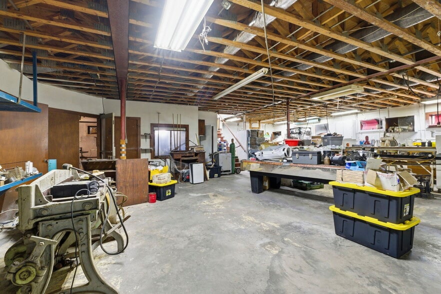 More Photos Of 2122 S Glenstone Ave, Springfield Freestanding For Sale