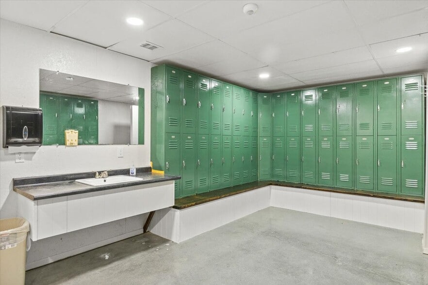 More Photos Of 309 E Springbrook Dr, Johnson City Flex For Lease