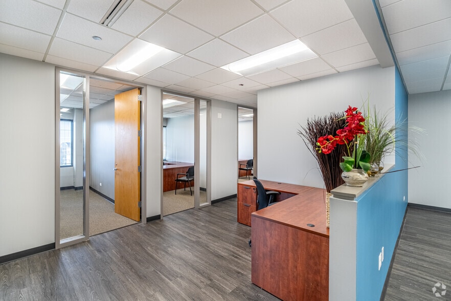 More Photos Of 387 Shuman Blvd, Naperville Medical For Lease