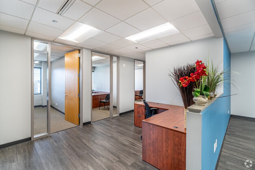 More Photos Of 387 Shuman Blvd, Naperville Medical For Lease