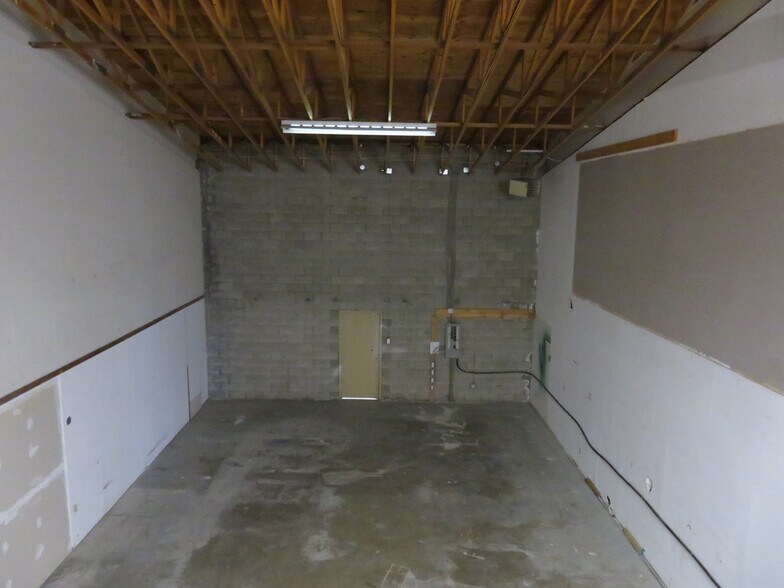 More Photos Of 933 Ellery St, Esquimalt Warehouse For Lease
