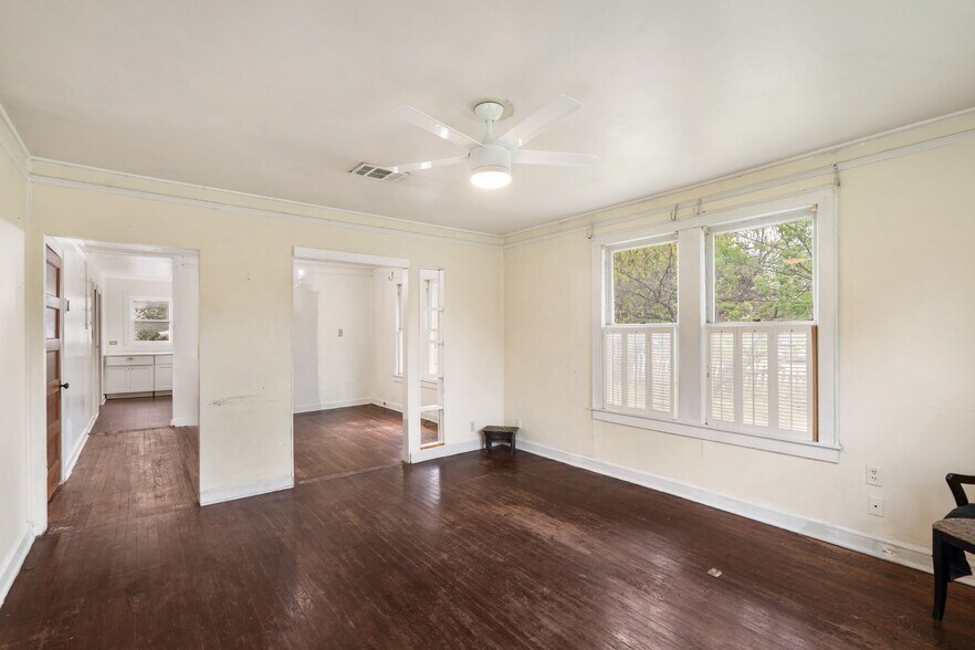 More Photos Of 200 Elm St, Buda Office For Sale