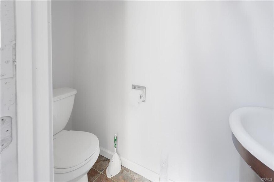 More Photos Of 26890 CA-189 Hwy, Blue Jay Storefront Retail Residential For Lease