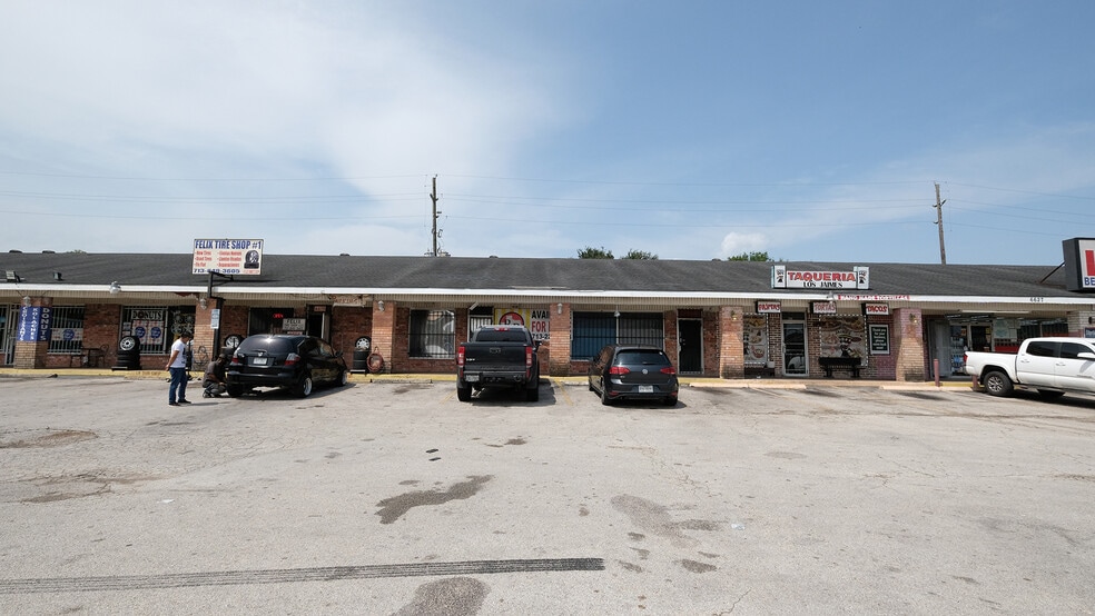More Photos Of 6615-6627 Brittmoore Rd, Houston Storefront For Lease