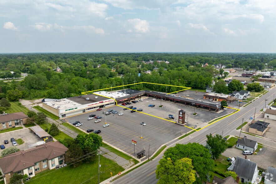 Primary Photo Of 11956-11972 N Saginaw St, Mount Morris General Retail For Sale