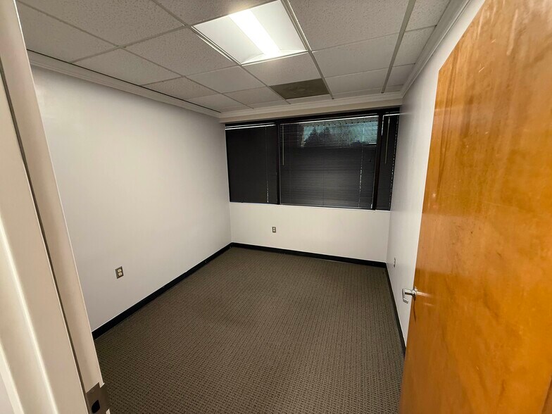 More Photos Of 5102 W Village Green Dr, Midlothian Office For Lease