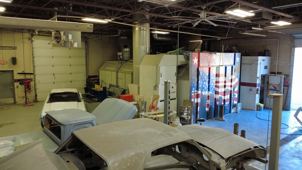 More Photos Of 1331-1333 Larc Industrial Blvd, Burnsville Warehouse For Lease