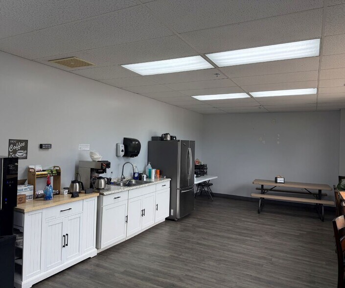 More Photos Of 5949 Jackson Rd, Ann Arbor Distribution For Lease