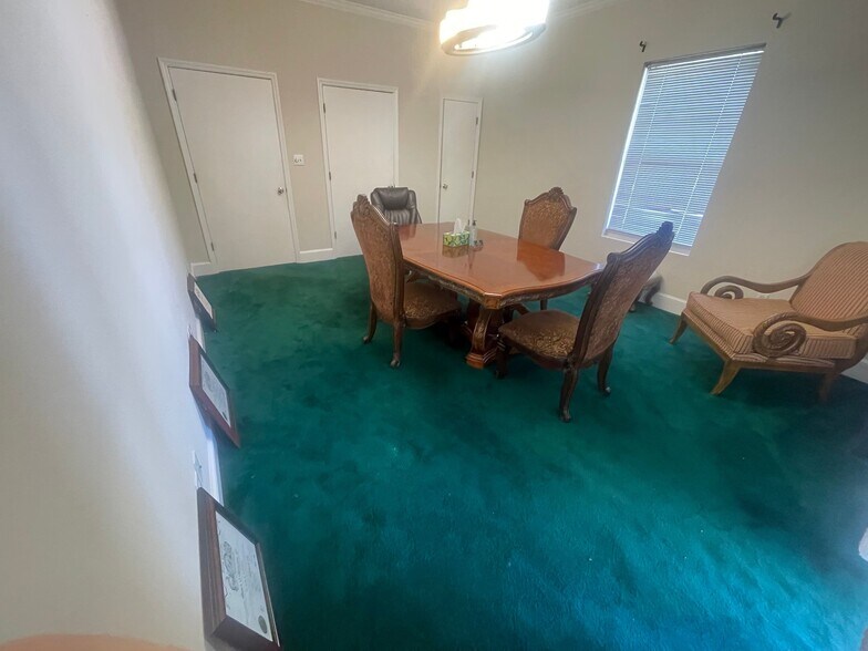 More Photos Of 116 Pine st, Elizabethtown Showroom For Sale