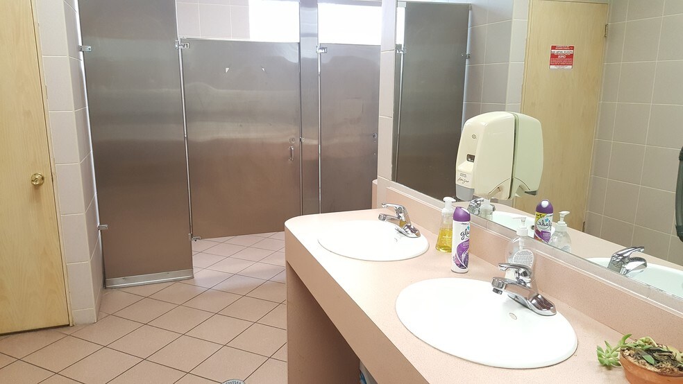 More Photos Of 35-01 Queens Blvd, Long Island City Showroom For Lease