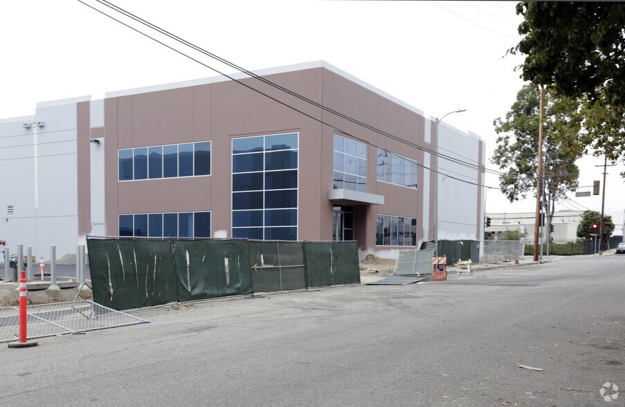 More Photos Of 9043 N Lurline Ave, Chatsworth Warehouse For Lease
