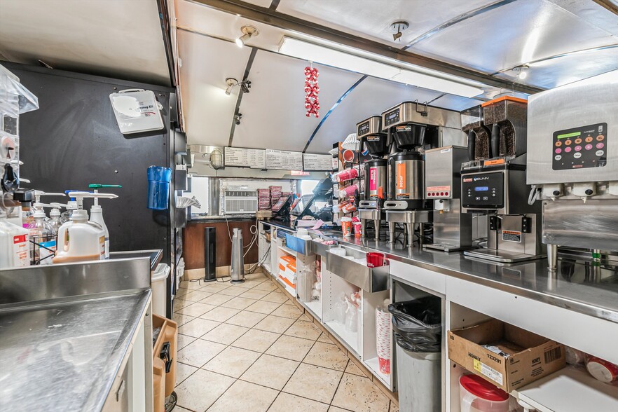 More Photos Of 20 County Road 39, Southampton Restaurant For Lease