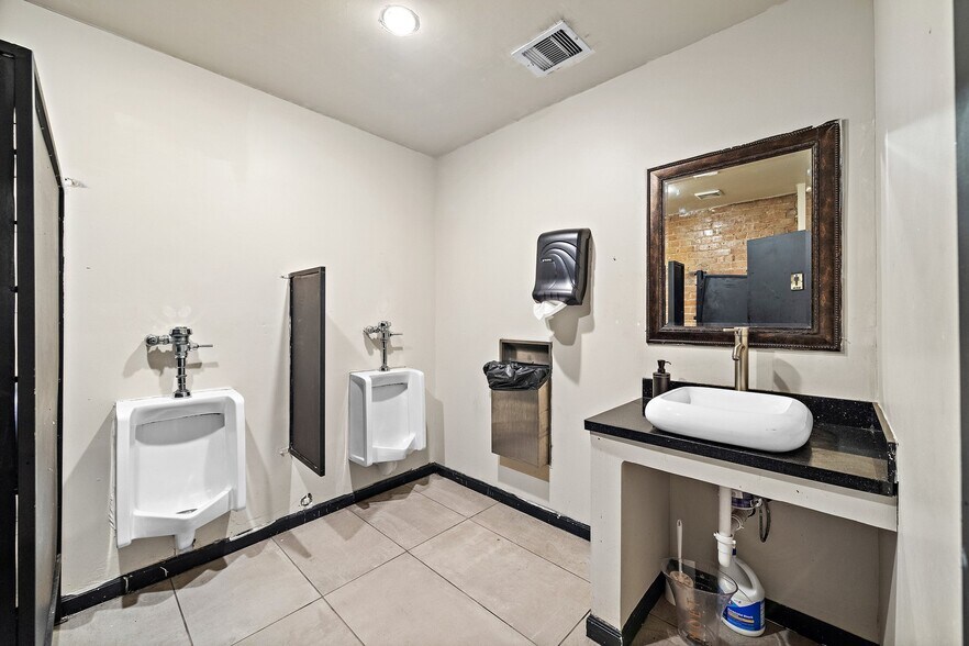 More Photos Of 809 Congress St, Houston Restaurant For Sale