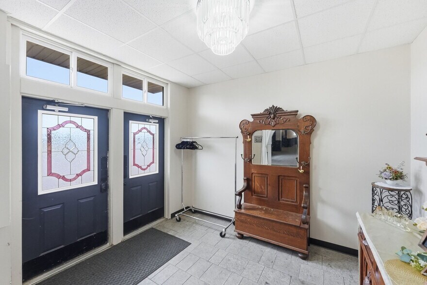 More Photos Of 691 S Main St W, Richmond Restaurant For Sale