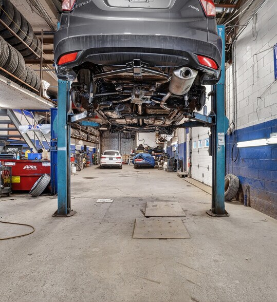 More Photos Of 3812 Rue Jarry E, Montréal Auto Repair For Sale