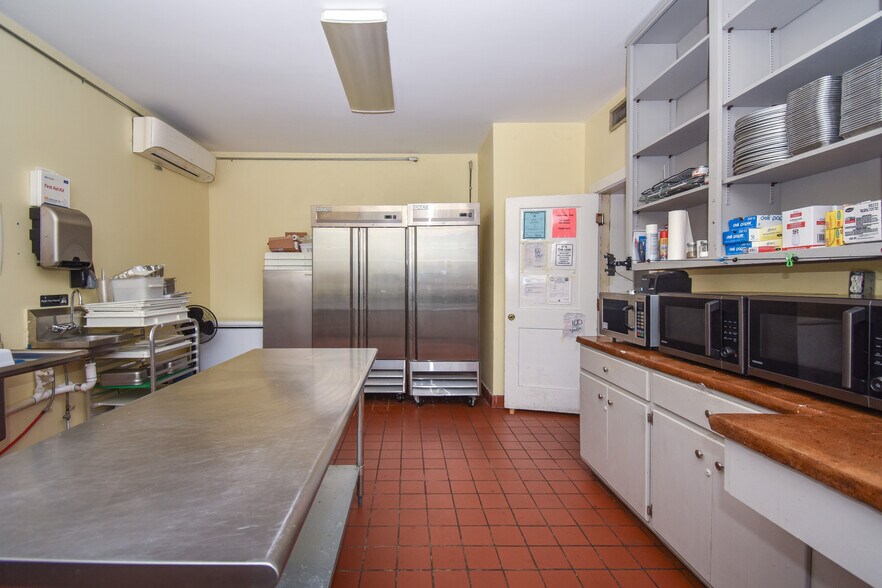 More Photos Of 82 Court Sq, Alexander City Flex For Sale