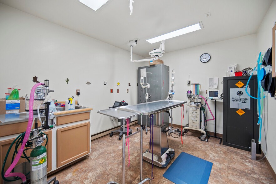 More Photos Of 5280 Edison Ave, Colorado Springs Veterinarian Kennel For Sale