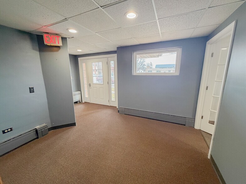 More Photos Of 515 Gold St, Green Lake Office For Sale