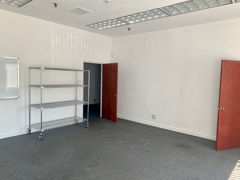 More Photos Of 1535 Rollins Rd, Burlingame Warehouse For Lease
