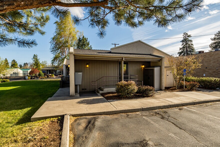More Photos Of 336 NE Norton Ave, Bend Office For Sale