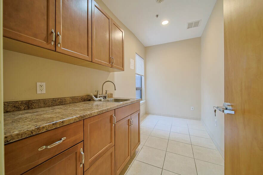 More Photos Of 280 Broad Ave, Palisades Park Office For Lease
