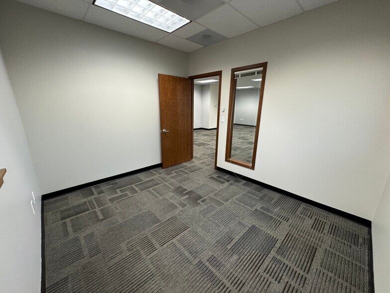 More Photos Of 325 E George Hopper Rd, Burlington Office For Lease