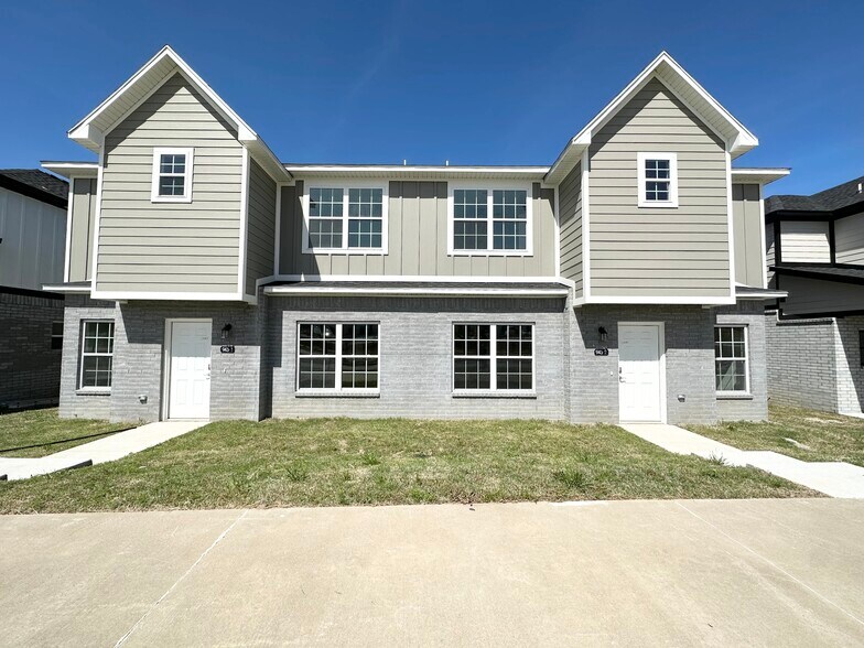 Primary Photo Of 959 S Rupple Rd, Fayetteville Multifamily For Sale