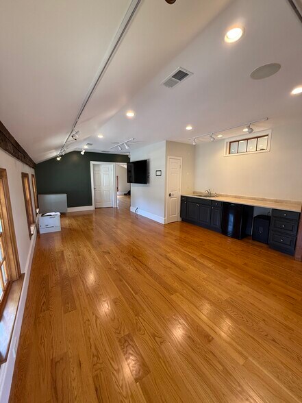 More Photos Of 931 Main St, South Glastonbury Office For Lease