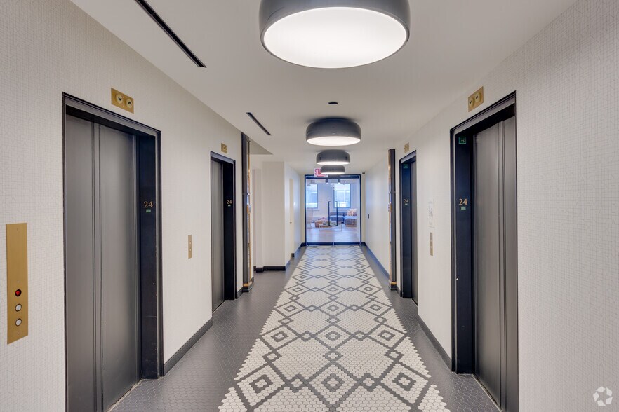 More Photos Of 121 W Wacker Dr, Chicago Office For Lease