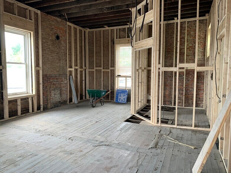 More Photos Of 2747 Bank St, Louisville Flex For Sale