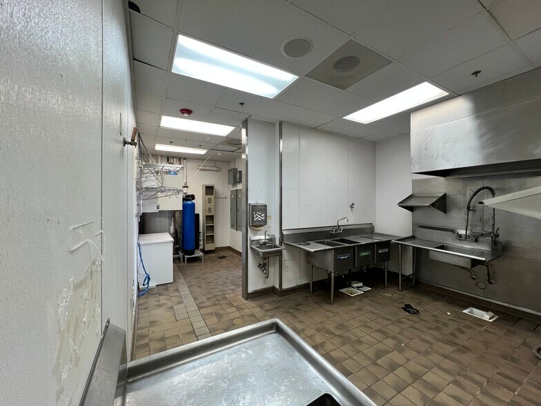 More Photos Of 14025 W Colfax Dr, Lakewood Freestanding For Lease