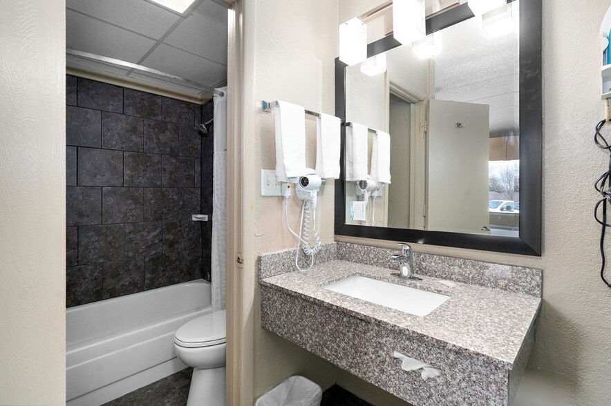 More Photos Of 3114 N Kentwood Ave, Springfield Hotel For Sale