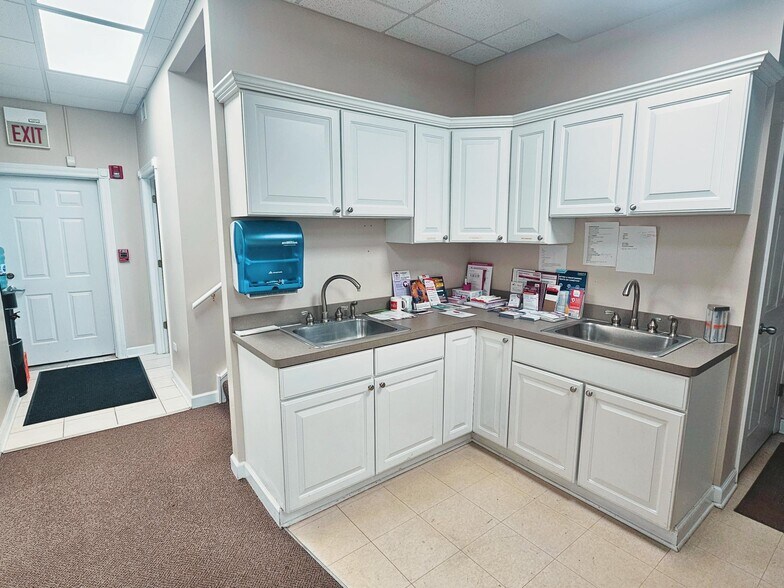 More Photos Of 12800 S Ridgeland Ave, Palos Heights Medical For Sale