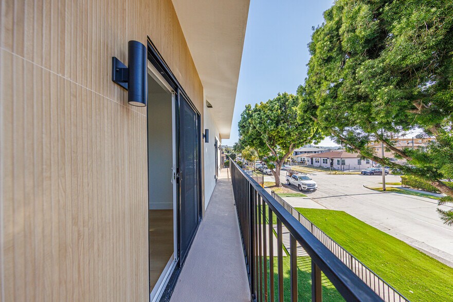 More Photos Of 2938 S Sycamore Ave, Los Angeles Apartments For Sale